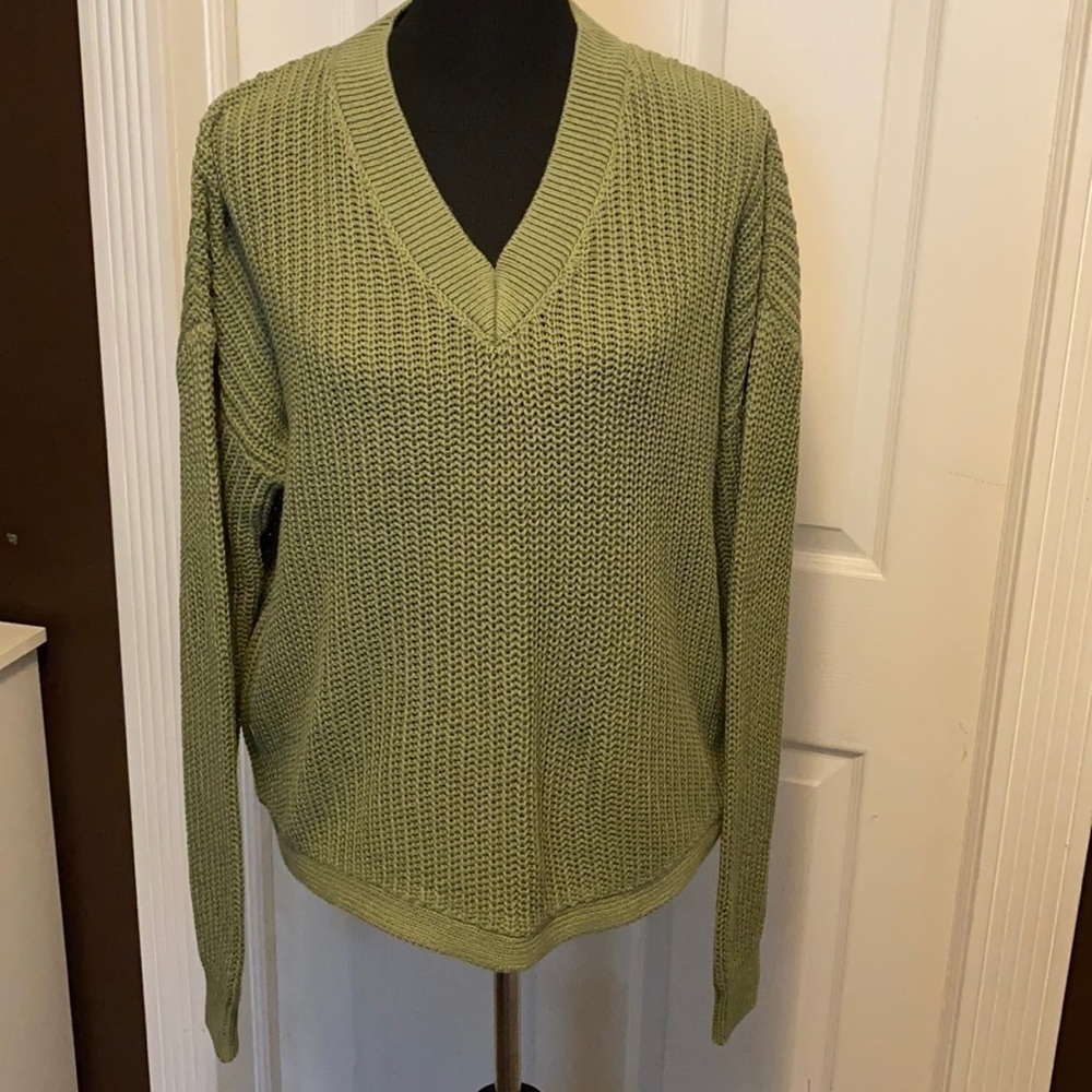 Time and Tru Womenโs V-neck Sweater Green L NWT